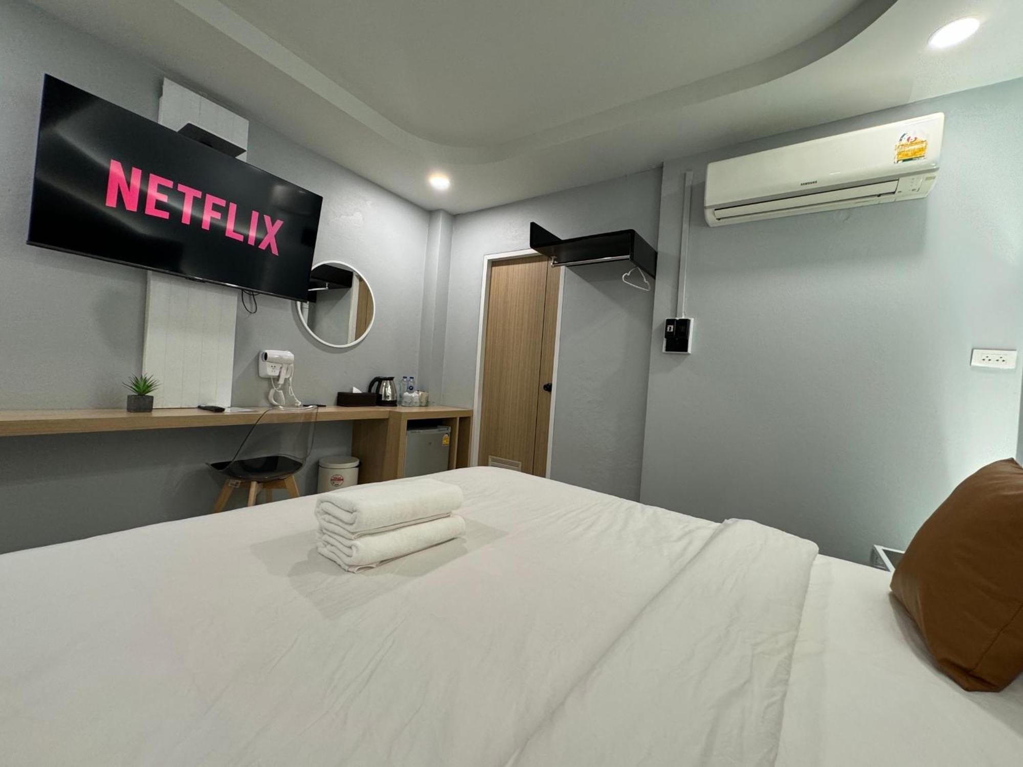 S1 City Hotel Бурирам Екстериор снимка
