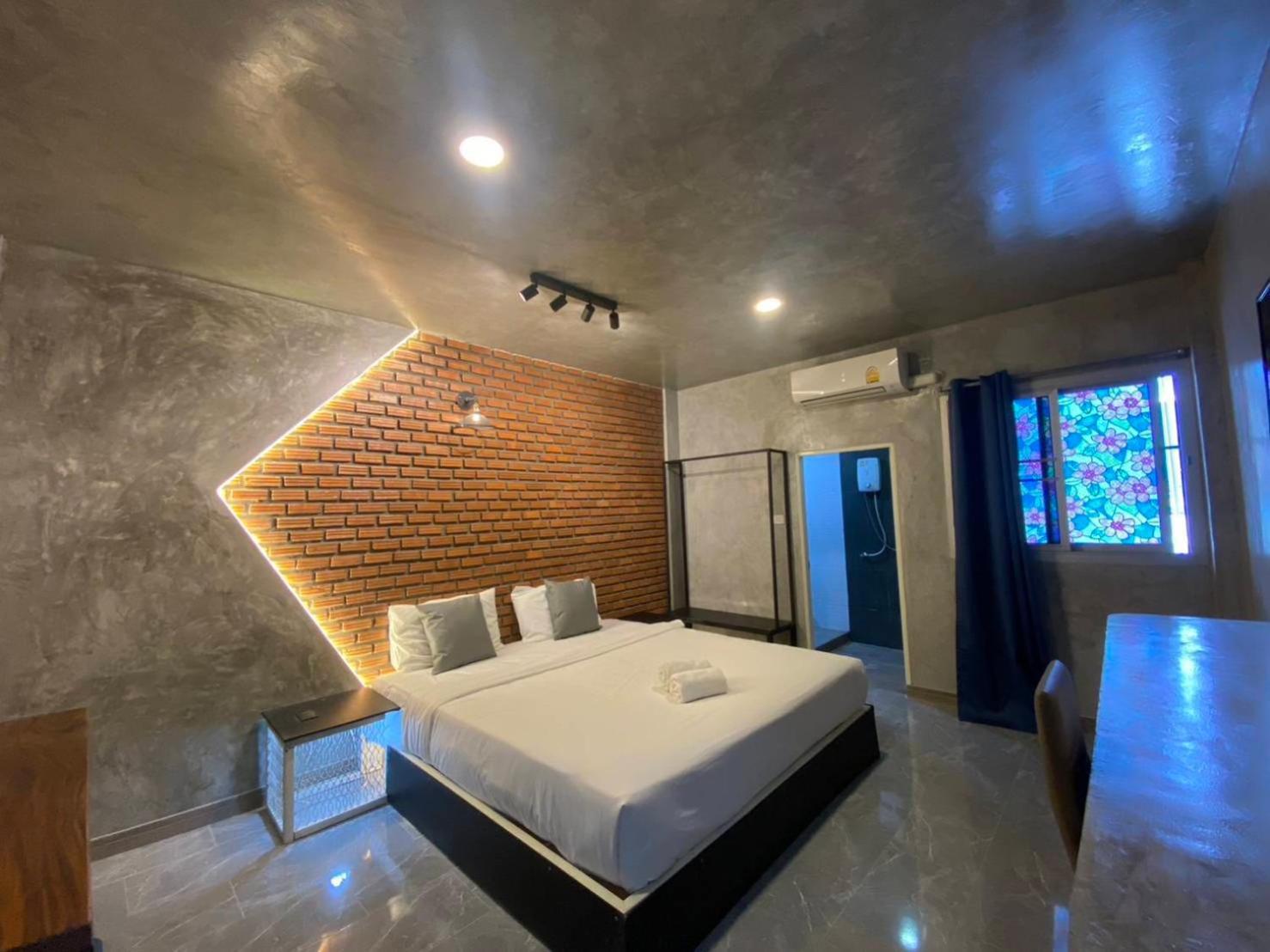 S1 City Hotel Бурирам Екстериор снимка
