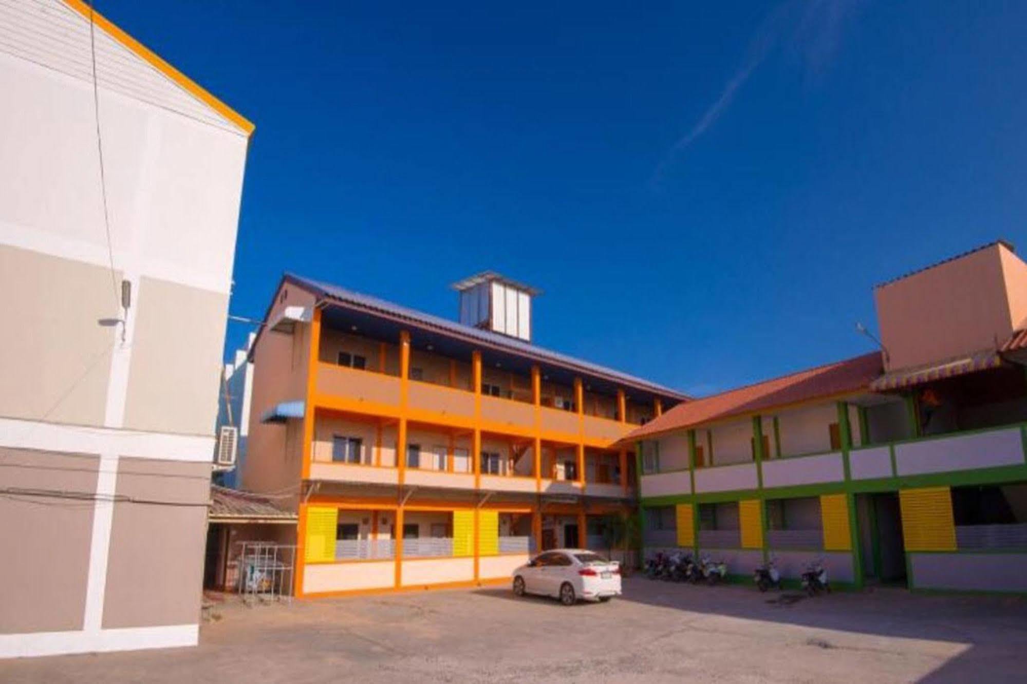 S1 City Hotel Бурирам Екстериор снимка